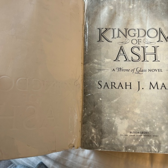OOP Throne Of Glass Book (Kingdom of Ash) - Picture 4 of 4